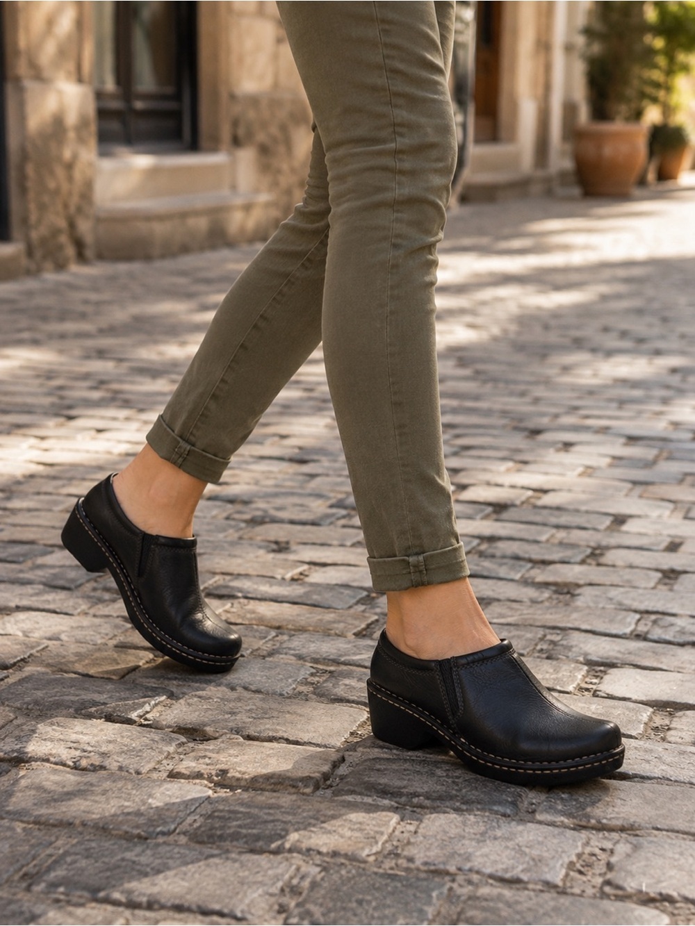 EASTLAND Black Leather Slip-On Clogs with Contrast Stitching Sz6.5 Comfy Quality